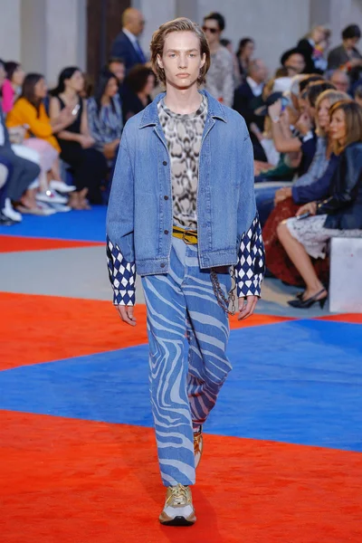 Look 16